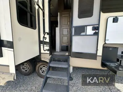 2019 Keystone Montana 3855BR photo 10