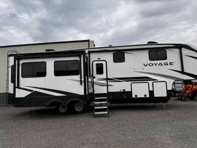 2021 Winnebago VOYAGE 3134RL photo 4