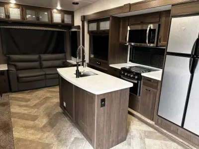 2021 Winnebago VOYAGE 3134RL photo 6
