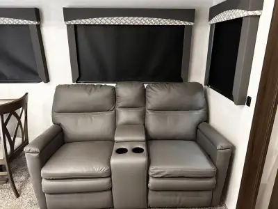 2021 Winnebago VOYAGE 3134RL photo 8