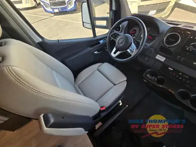 2021 Winnebago Navion photo 6