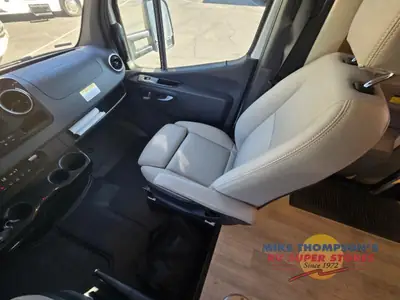 2021 Winnebago Navion photo 7