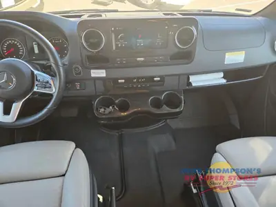 2021 Winnebago Navion photo 5