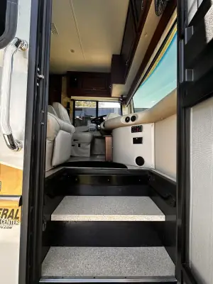 2013 Fleetwood Expedition 38B photo 7