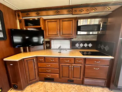 2013 Fleetwood Expedition 38B photo 19