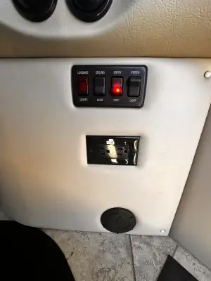 2013 Fleetwood Expedition 38B photo 8