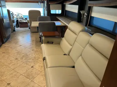 2013 Fleetwood Expedition 38B photo 9