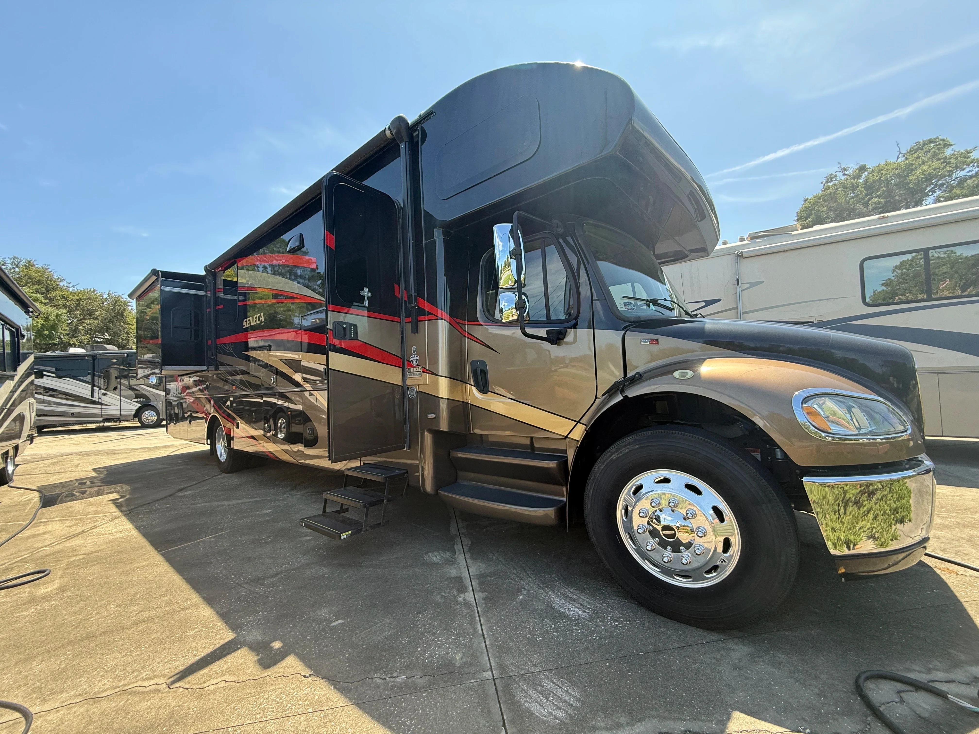 2019 Jayco Seneca 37K exterior