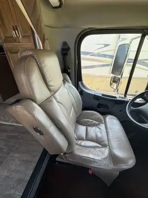 2019 Jayco Seneca 37K photo 24