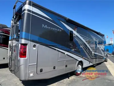 2022 Thor Motor Coach Magnitude photo 3