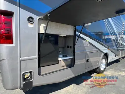 2022 Thor Motor Coach Magnitude photo 2