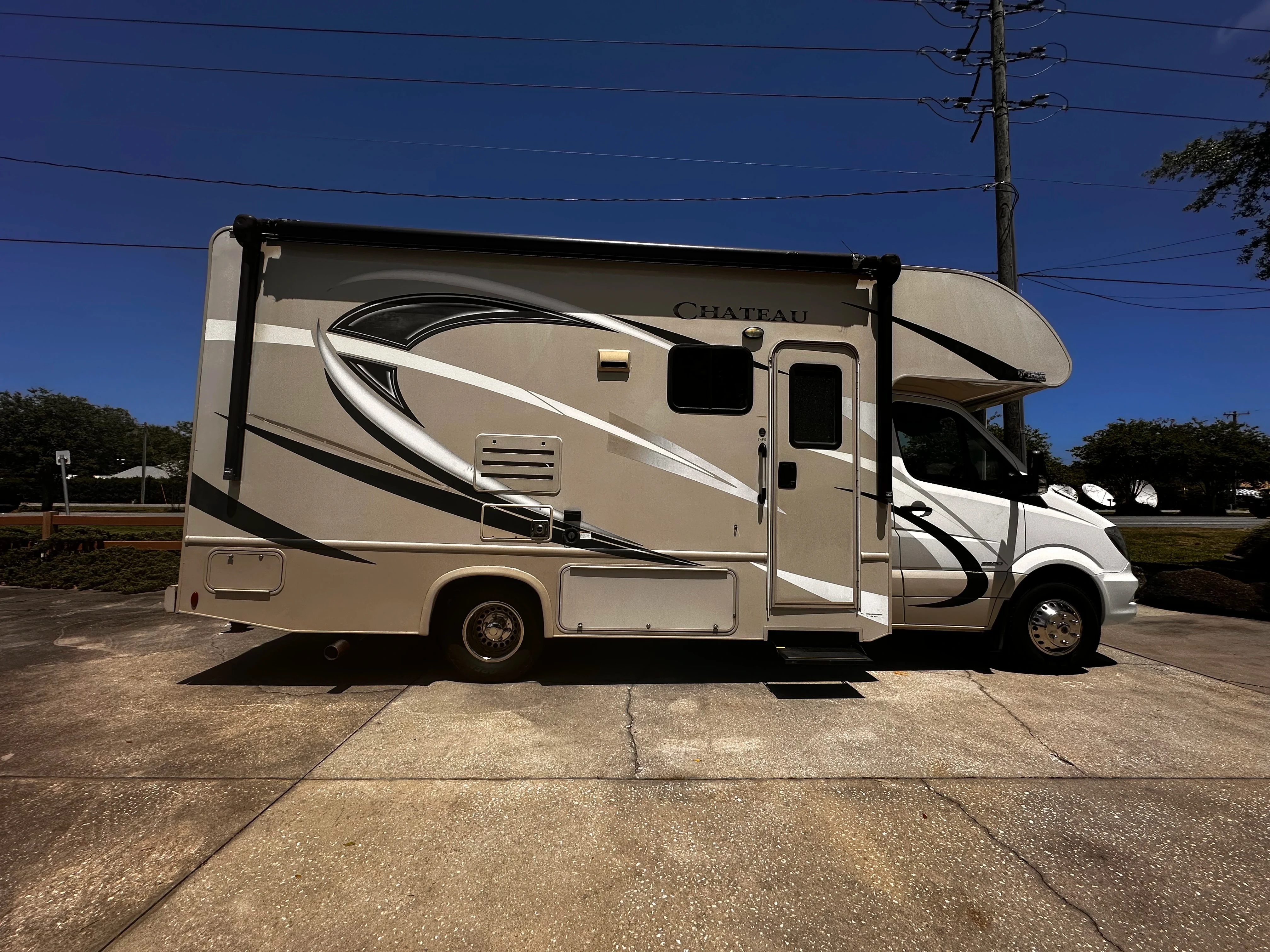 2017 Thor Motor Coach Chateau 24 FS exterior