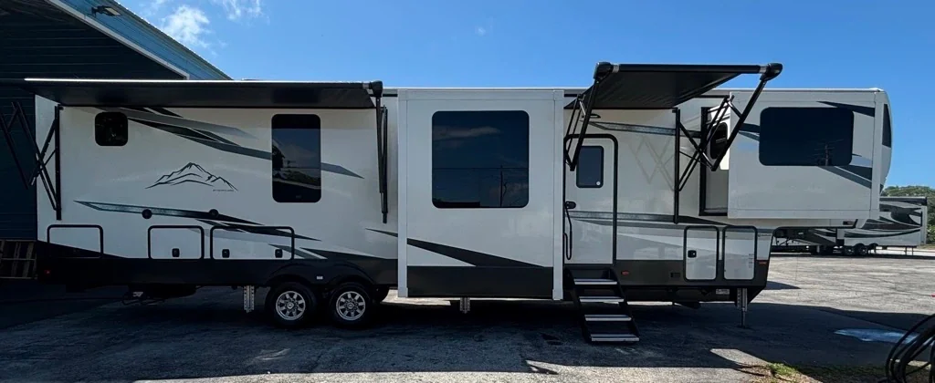 2021 Heartland BIG COUNTRY 3902FL exterior