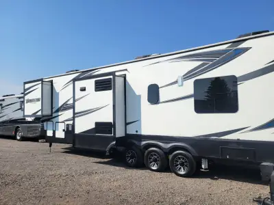 2017 Grand Design MOMENTUM M-CLASS 388M photo 5