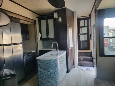 2017 Grand Design MOMENTUM M-CLASS 388M photo 9