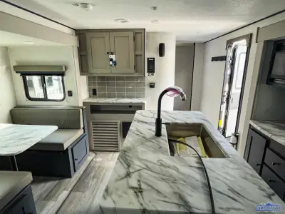 2025 Coachmen Apex Ultra-Lite 293RLDS photo 17