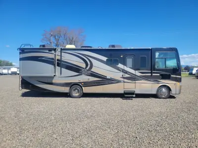 2012 Thor Motor Coach HURRICANE 32A photo 2