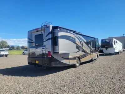 2012 Thor Motor Coach HURRICANE 32A photo 3