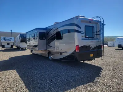 2012 Thor Motor Coach HURRICANE 32A photo 5