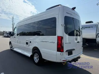 2025 Pleasure-Way Plateau TW (Twin Beds) photo 5
