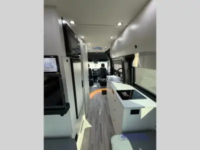 2025 Pleasure-Way Plateau TW (Twin Beds) photo 8