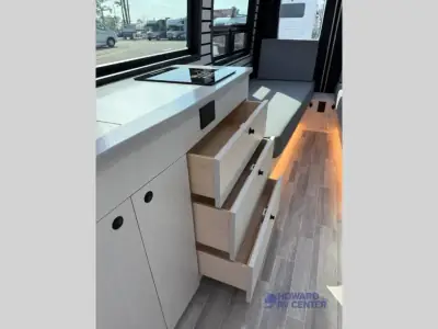 2025 Pleasure-Way Plateau TW (Twin Beds) photo 31