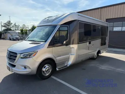 2022 Leisure Travel Unity U24RL photo 3
