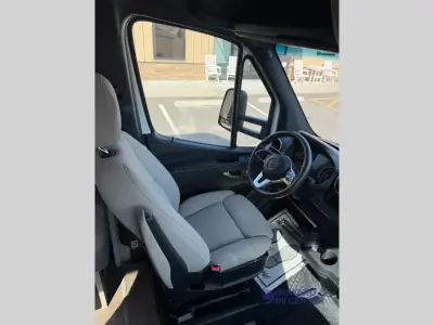 2022 Leisure Travel Unity U24RL photo 12