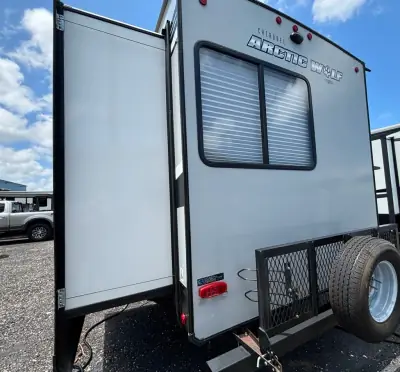 2022 Forest River CHEROKEE ARCTIC WOLF 321BH photo 5