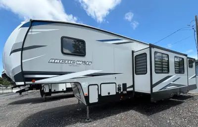 2022 Forest River CHEROKEE ARCTIC WOLF 321BH photo 4