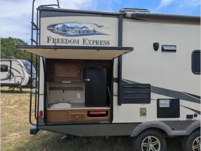 2015 Coachmen Freedom Express 231RBDS photo 6
