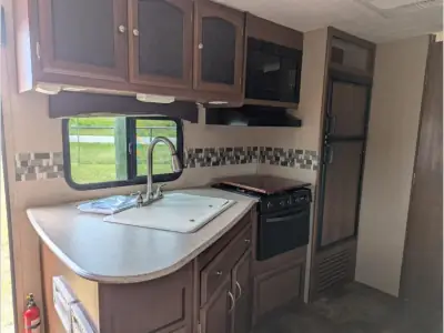 2015 Coachmen Freedom Express 231RBDS photo 8