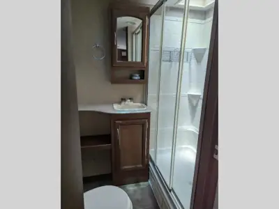2015 Coachmen Freedom Express 231RBDS photo 15
