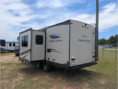 2015 Coachmen Freedom Express 231RBDS photo 4