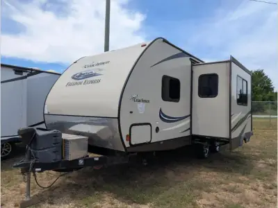 2015 Coachmen Freedom Express 231RBDS photo 3