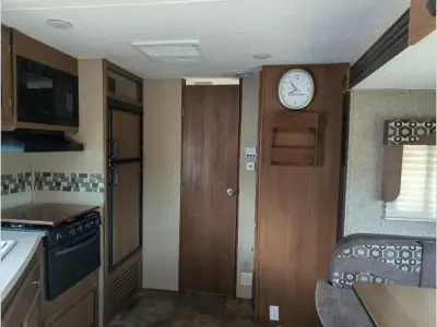 2015 Coachmen Freedom Express 231RBDS photo 9