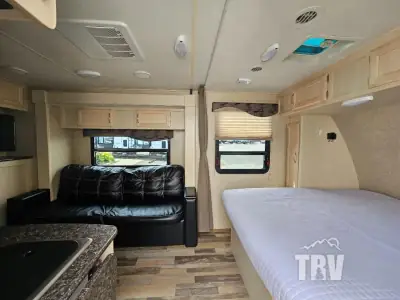 2018 Winnebago Industries Towables Micro Minnie 2106FBS photo 4