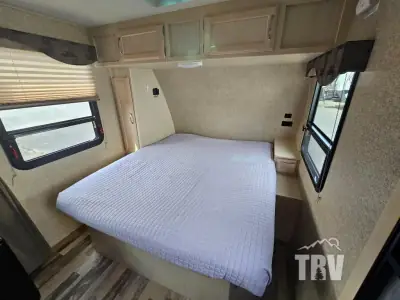 2018 Winnebago Industries Towables Micro Minnie 2106FBS photo 5