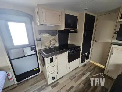 2018 Winnebago Industries Towables Micro Minnie 2106FBS photo 9