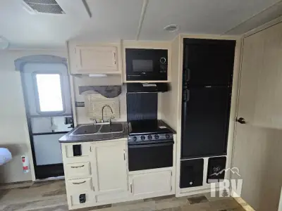 2018 Winnebago Industries Towables Micro Minnie 2106FBS photo 10
