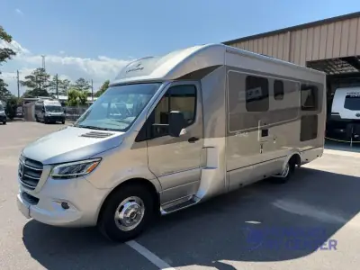 2025 Leisure Travel Unity U24RL photo 3