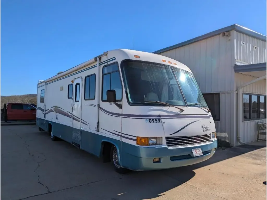 1998 Georgie Boy Cruise Master 3515 exterior