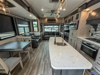 2021 Keystone Alpine 3220RL photo 9