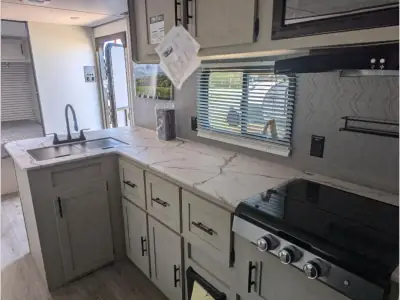 2025 Shasta Rvs i-5 Edition 525BHS photo 10