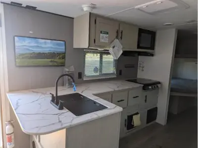 2025 Shasta Rvs i-5 Edition 525BHS photo 8