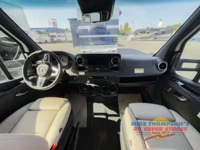 2025 Winnebago Navion photo 6