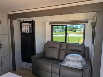 2027 Coachmen American Spirit Ultra Lite 2353RB photo 8