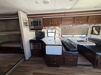 2018 Forest River FORESTER 3271S photo 7