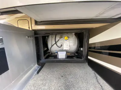 2015 Tiffin Motorhomes Breeze 32BR photo 19