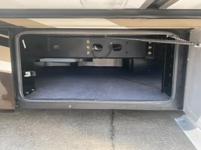 2015 Tiffin Motorhomes Breeze 32BR photo 3